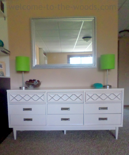 Mid century modern dresser with mirror and symetrical lamps. I love this simplistic design!