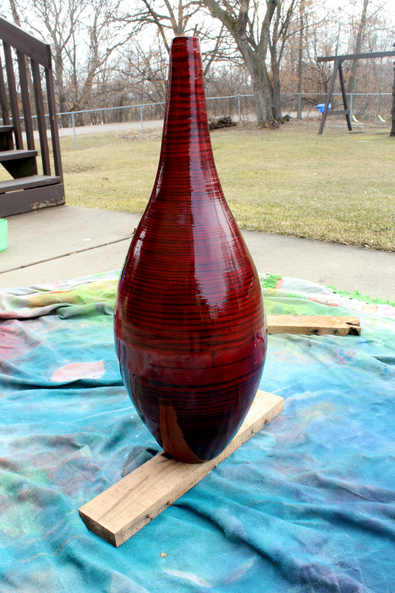 An old vase gets a refresh with a simple, modern spray paint design.
