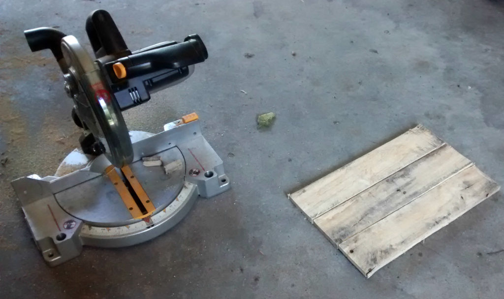 Making pallet wood signs is easy! Check out this one given as a baby shower gift