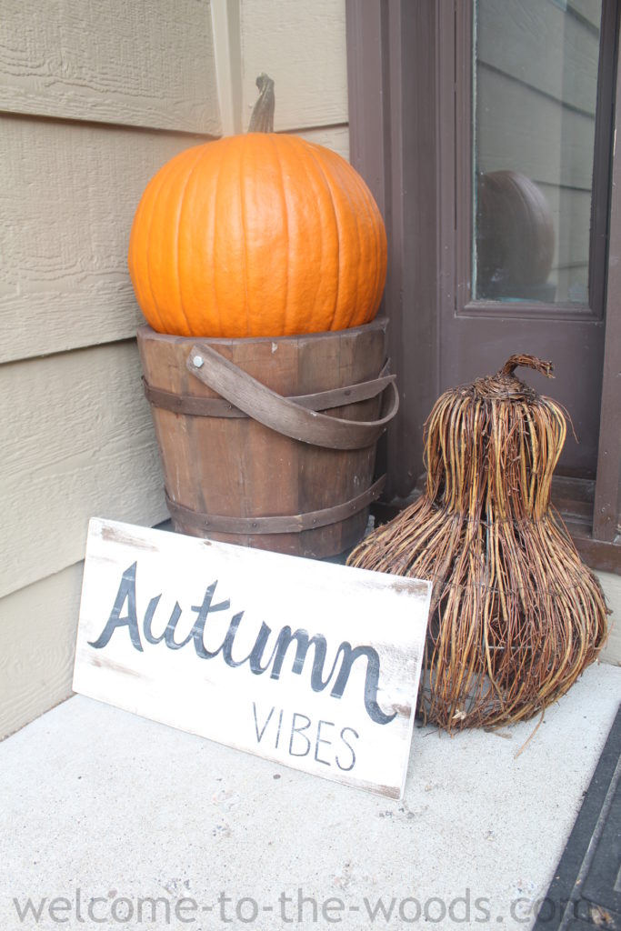 Autumn decorations for your front door easy pumpkins, old wood bucket, distressed sign, and grapevine gourd