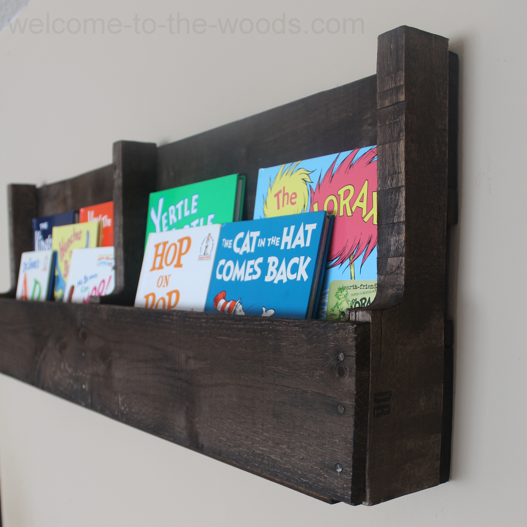 Make A Pallet Wood Bookshelf With 3 Easy Cuts